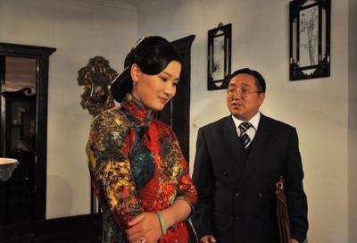 55歲句號(hào)全家近照曝光,娶小11歲丫蛋為妻曾遭反對(duì),如今老來(lái)得女